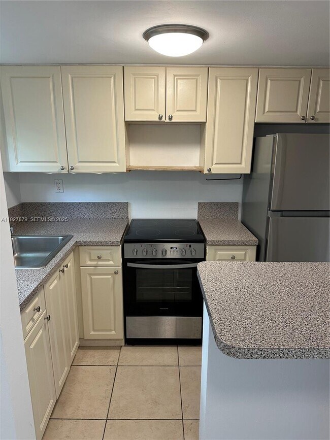 Building Photo - 1514 Salzedo St