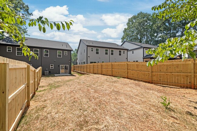 Building Photo - Move-in Ready Modern Townhome!!