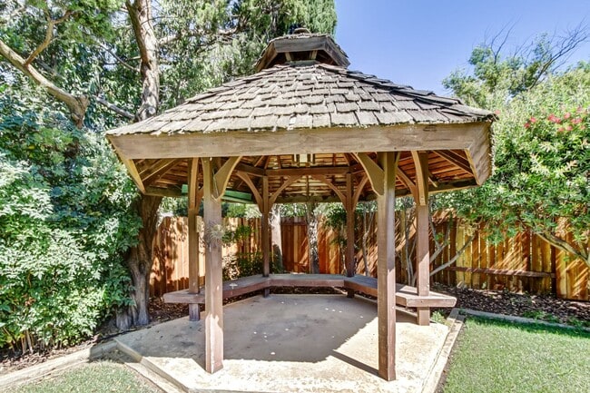 Building Photo - High-End 4-Bedroom Retreat | Designer Kitchen | Resort-Style Backyard & Pool!