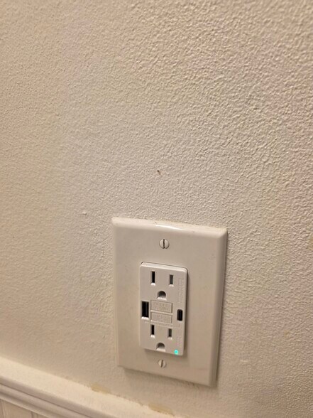 USB outlets throughout!! - 10501 Lake Vista Dr