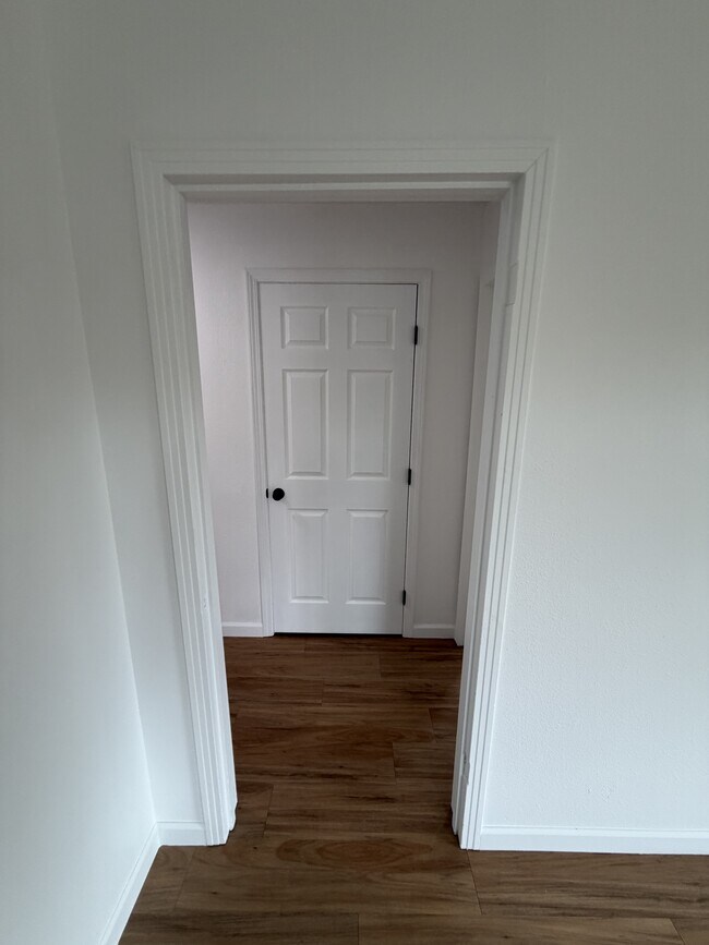 Building Photo - 910 E Tulare Ave