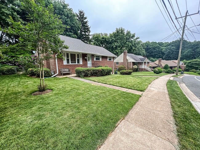 Building Photo - Sunny and Bright 4 Bedroom 3 Bath 2 Level ...
