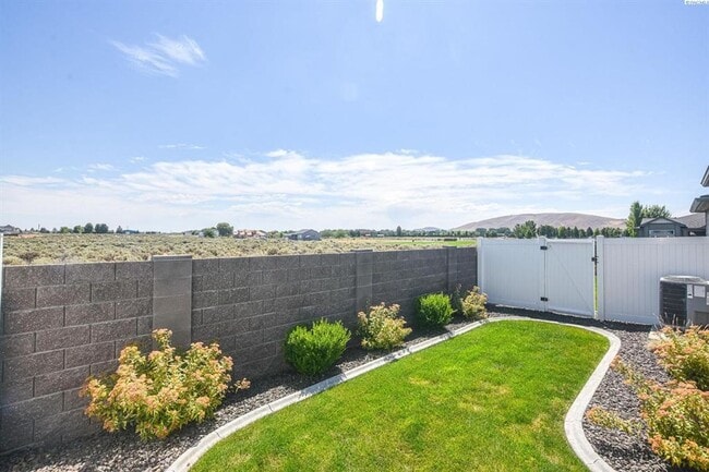 Building Photo - Low-Maintenance Living with Modern Comfort