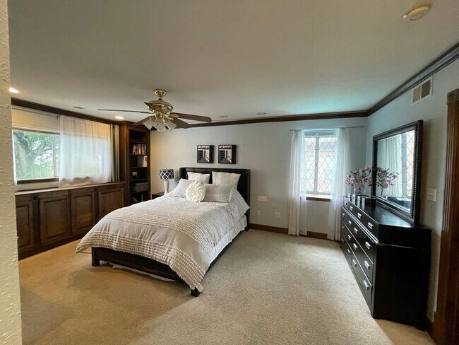 Building Photo - 452 N Post Oak Ln