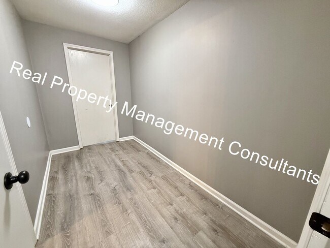 Building Photo - 4 Bedroom with Flexible Living Space!  Deposit Free Living Available via Obligo