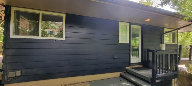 Building Photo - 4 bedrooms 3 baths beautiful house