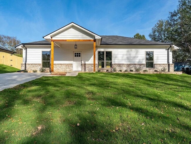 Primary Photo - 215 Timberline Dr