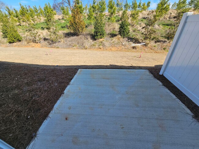 Building Photo - Like New townhome in Monroe!