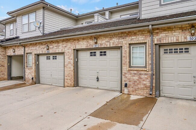 Building Photo - $2,350 - 2 Bed, 2 Bath Condo in Aurora wit...