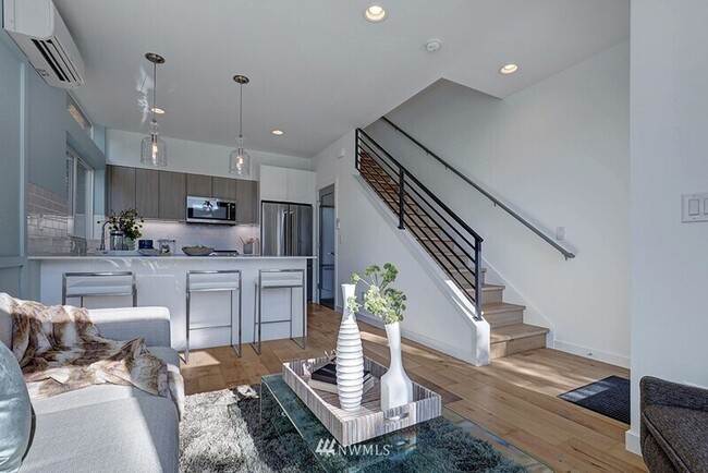 Building Photo - 632 10th Ave E