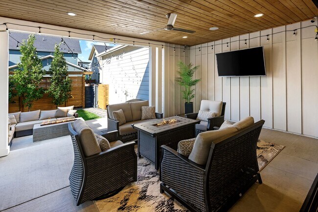 Building Photo - 6 Bedroom 5.5 Bathroom Single Family Home ...