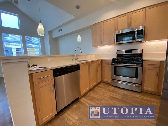 Building Photo - Beautiful and Spacious 3-bedroom, 3.5-bathroom Townhouse Located in the heart of Seabright.