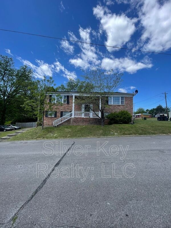 Building Photo - 202 S Hill St