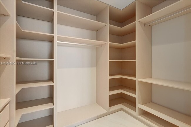 Building Photo - 700 NE 24th St