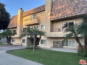Building Photo - 6620 Hazeltine Ave