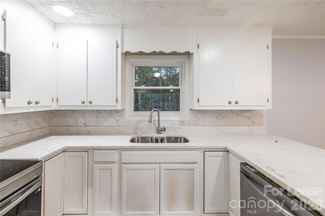 Building Photo - 420 Eastover Ave