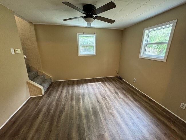 Building Photo - Beautiful 2-bedroom House in Moline with L...