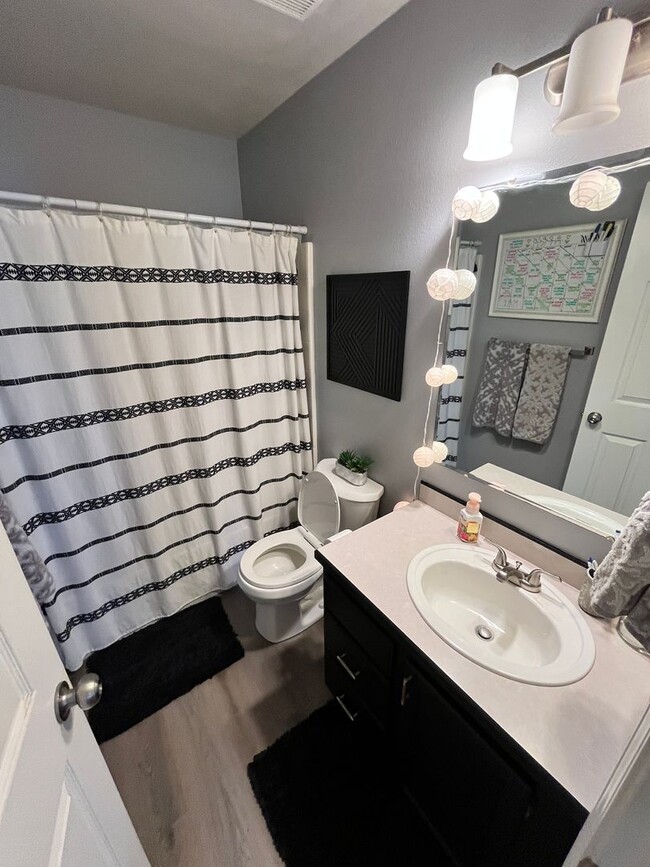 Building Photo - Newly Renovated 3 bed 2 bath home in the h...