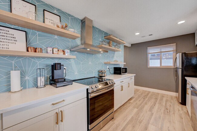 Building Photo - Fully Furnished or Unfurnished 3 BR / NO HOA