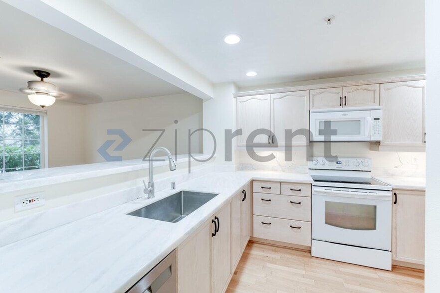 Building Photo - 1674 118th Ave SE