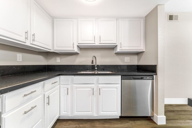 Building Photo - Modern Condo in Guard-Gated Community!