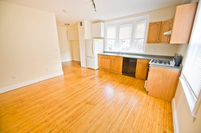 Building Photo - 35 Pleasant St