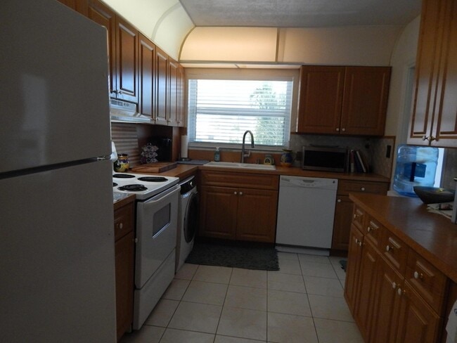 Building Photo - 2829 NE 33rd Ct