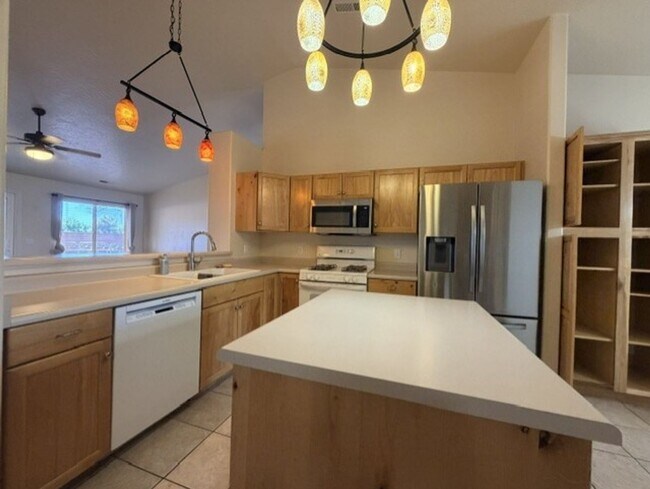 Building Photo - Snow Canyon Home!