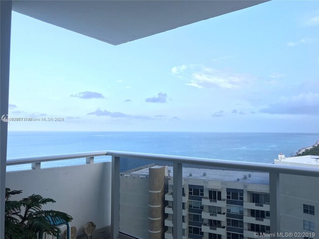 Building Photo - 3140 S Ocean Dr