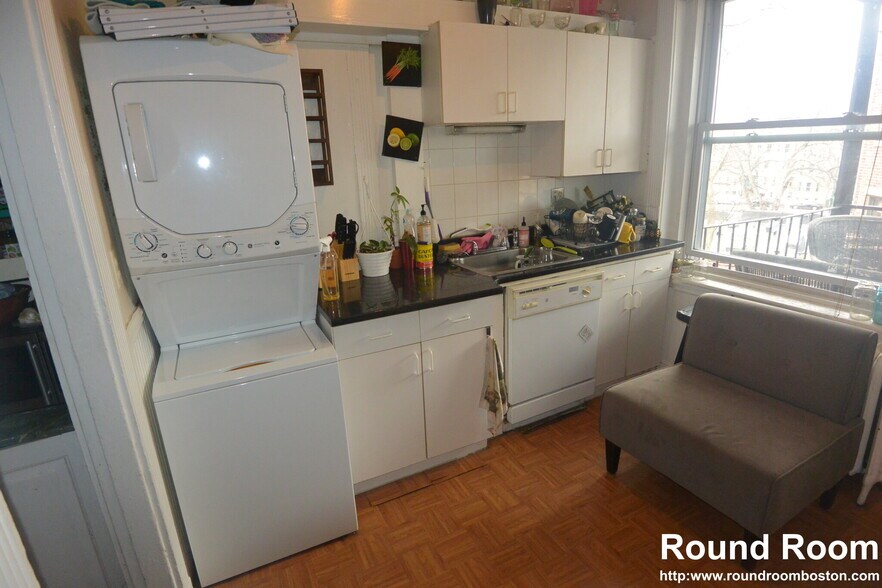 Primary Photo - 158 Kelton St