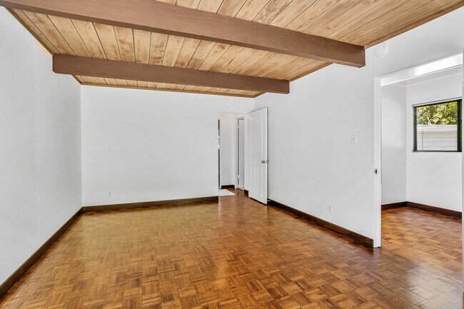 Building Photo - 819 La Jennifer Way