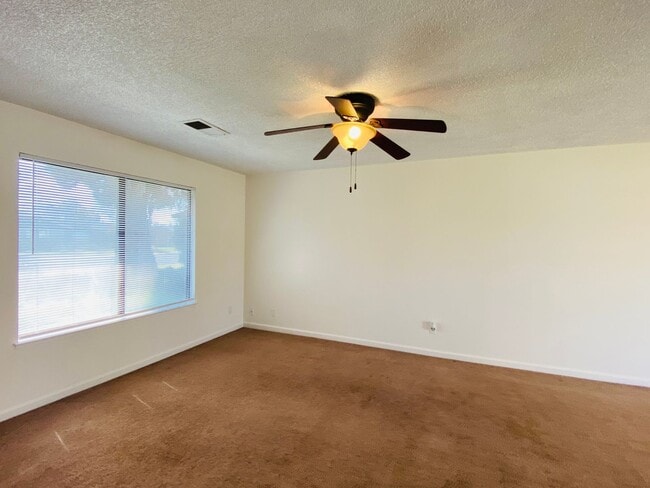 Building Photo - $2,050 Ashlan & Fowler, 3 Bedroom Home - H...