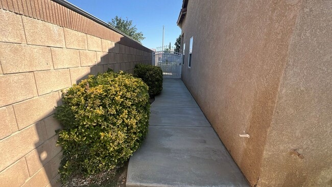 Building Photo - East Lancaster Home