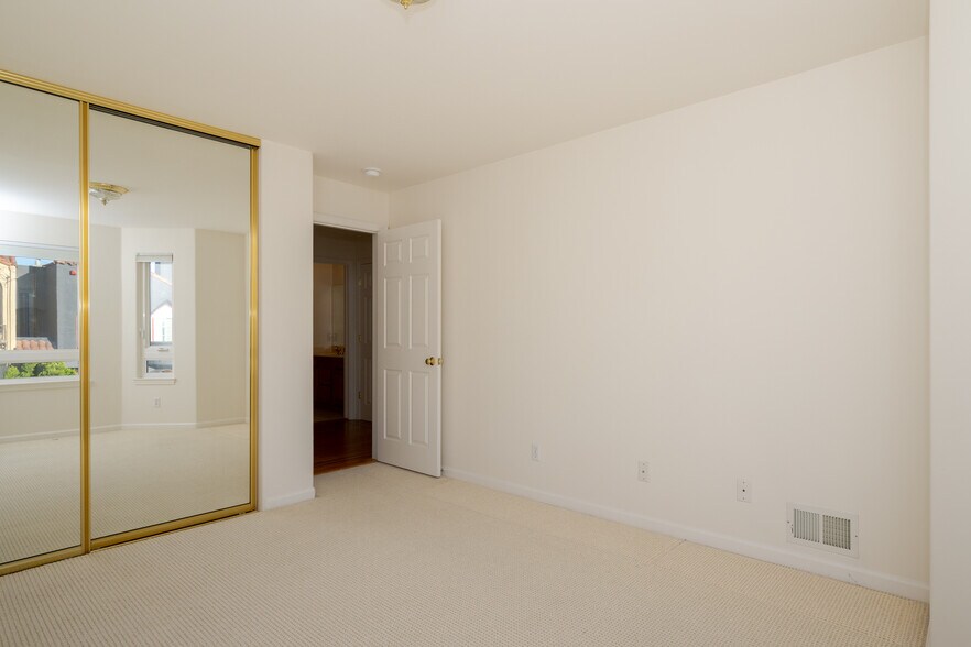 Building Photo - 1701 Judah St
