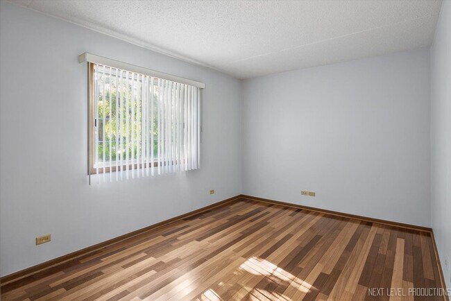 Building Photo - 451 Valley Dr
