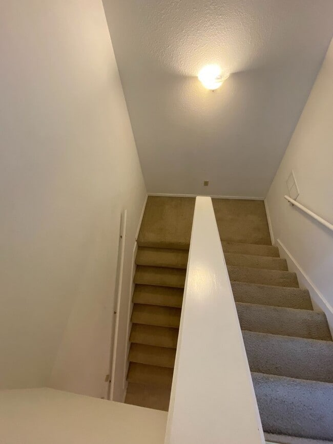 Building Photo - Beautiful 3 Bedroom, 2.5 Bathroom Condo