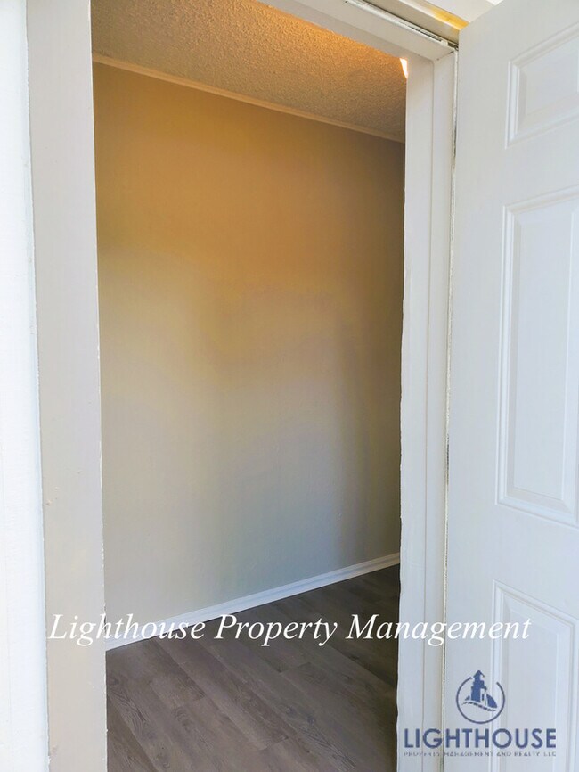 Building Photo - NEWLY RENOVATED 3 bed/2 bath!