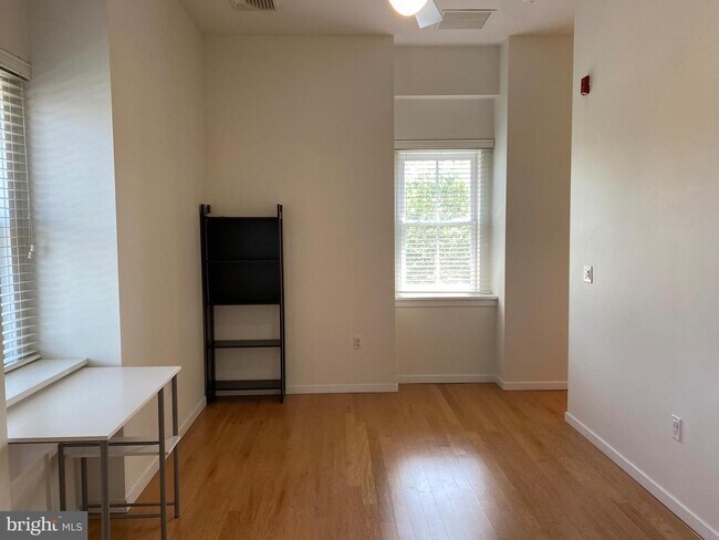 Building Photo - 4200 Pine St