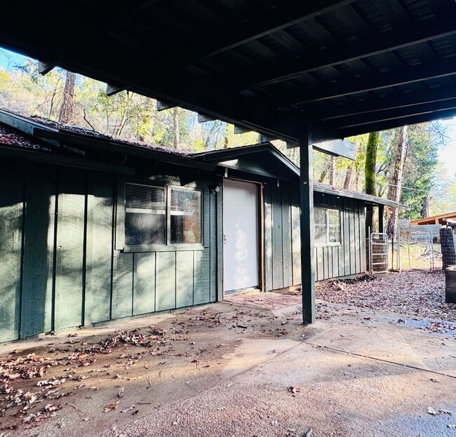 Building Photo - Charming home between Grass Valley and Auburn