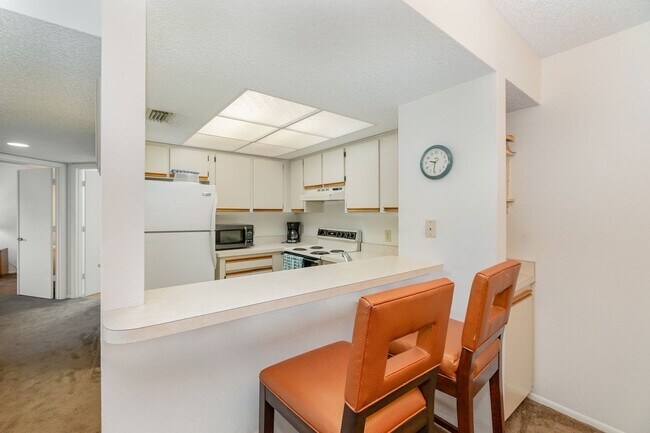 Building Photo - Furnished Seasonal Condo