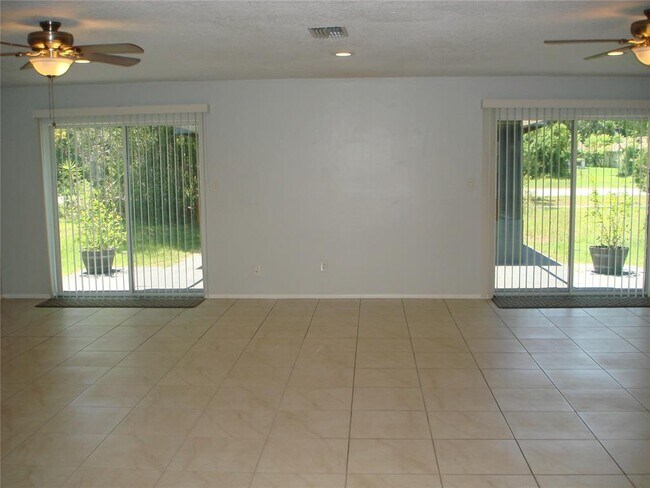 Building Photo - 10761 Lazy Lake Dr