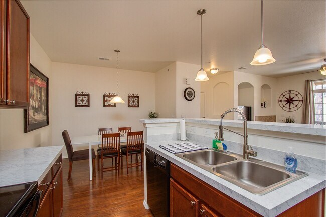 Building Photo - Stylish & Convenient Furnished Condo for Rent