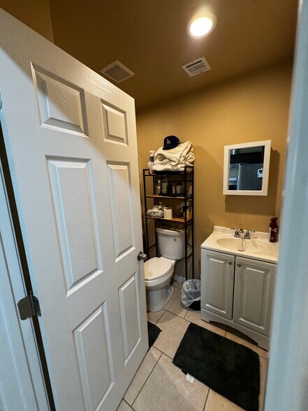 Building Photo - 879 N Mountain View Ave