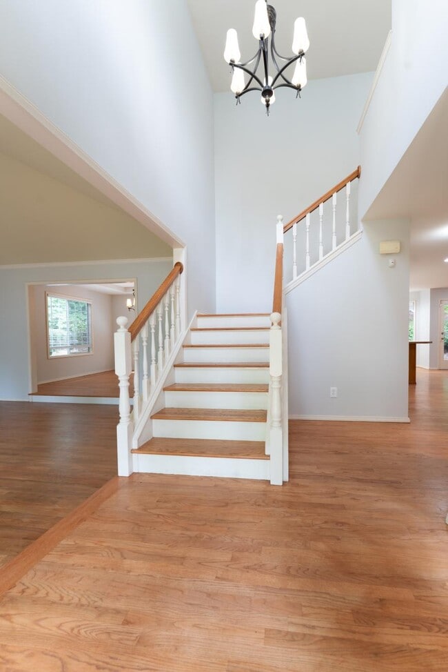 Building Photo - 3 bedroom in Bellevue WA 98007