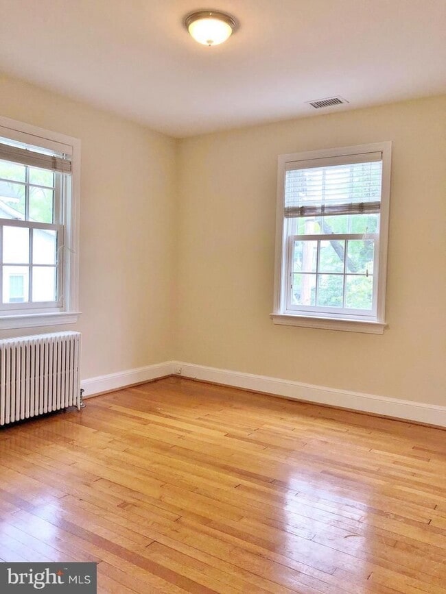Building Photo - Chevy Chase Beauty
