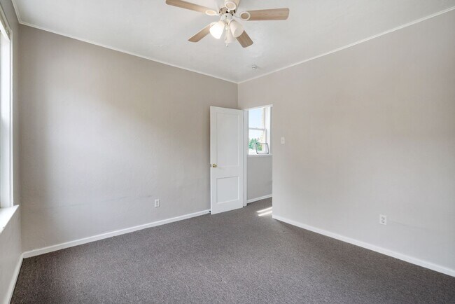Building Photo - SCORE 1ST MONTH'S RENT FREE IF SIGNED BY AUGUST 7!Convenient 2 Bedroom home in Mt. Washington ava...