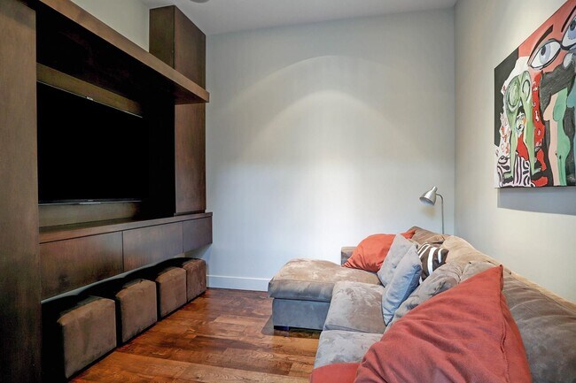 Building Photo - 721 E Creekside Dr