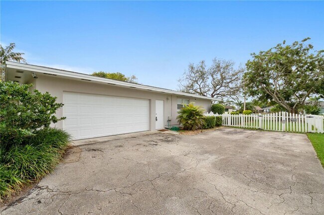 Building Photo - Beautiful home in quiet neighborhood