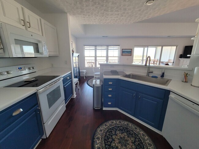 Building Photo - Welcome to our stunning 3-bedroom, 2-bathroom condo located in the beautiful city of Wilmington, NC.