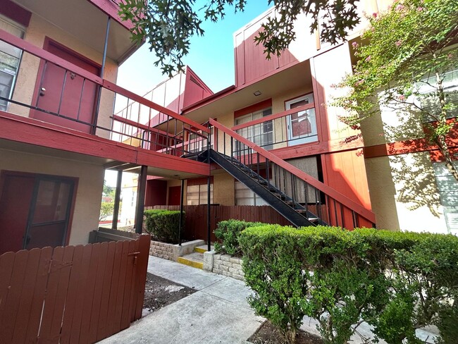 Primary Photo - **MOVE IN SPECIAL** ! Beautiful 2 Bedroom ...